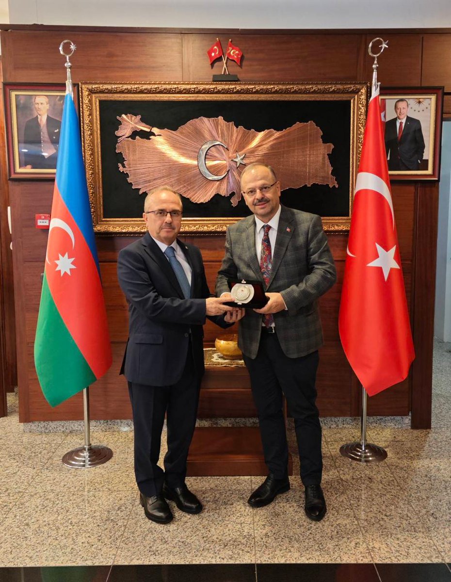 Azerbaycan’a resmi bir ziyarette bulunan Anayasa Mahkemesi Üyesi Yıldız Seferinoğlu Büyükelçimiz <a href="/Birol_Akgun/">Birol Akgün 🇹🇷</a>'ü ziyaret etmiştir.