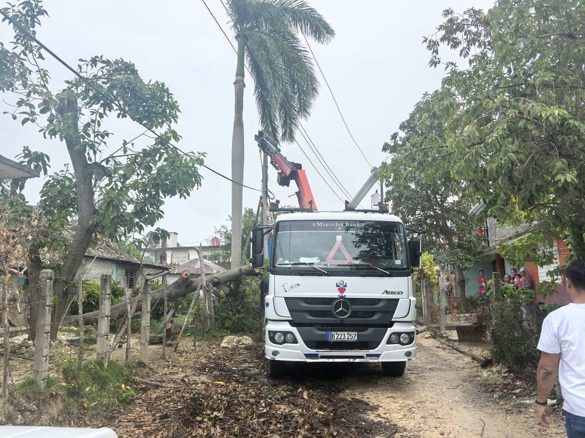 Seguimos avanzando en la recuperación de los daños a las comunicaciones en #Granma. La lluvia afecta toda la zona oriental, pero nada nos detiene.
Se trabaja hoy en
📞Jiguani
📞Pilon
📞Campechuela
📞Río Cauto
📞Bayamo
#EtecsaConCuba