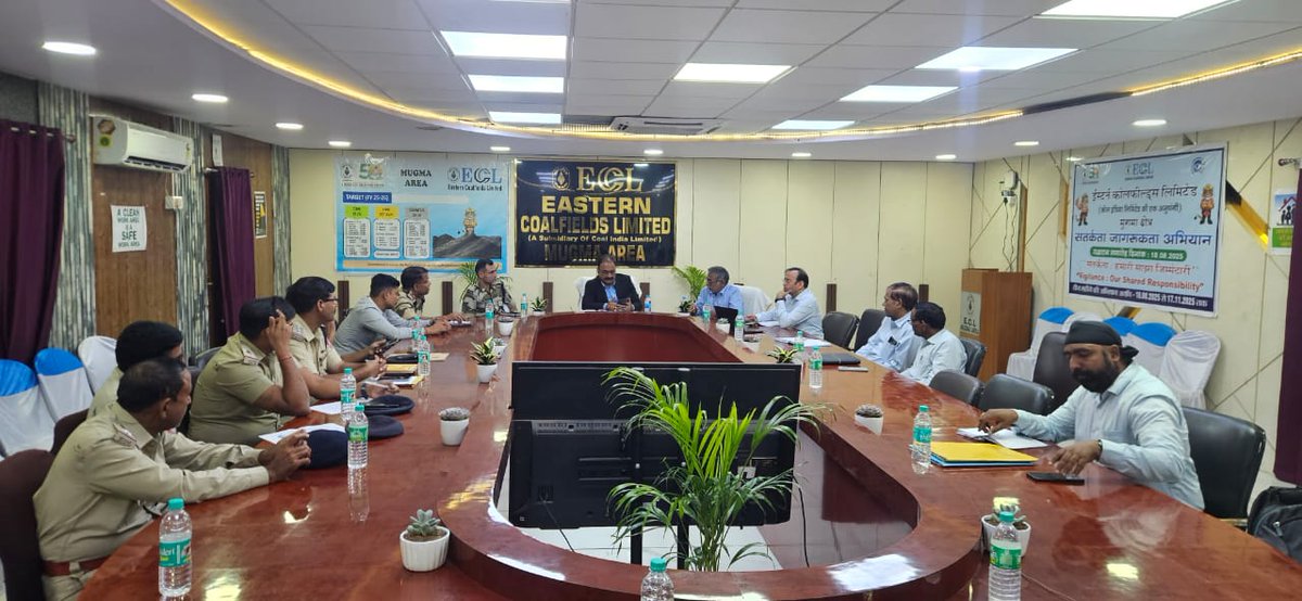 Mugma_ecl's tweet photo. 🛡️ Security Coordination Meeting
A joint meeting between officials of Mugma Area @easterncoal, CISF, State Administration &amp; Police was held on 12.11.2025 to review security measures in collieries &amp; OCPs.
Focus: Control of illegal mining, theft prevention &amp; better coordination. https://t.co/VojAcKmAQK
