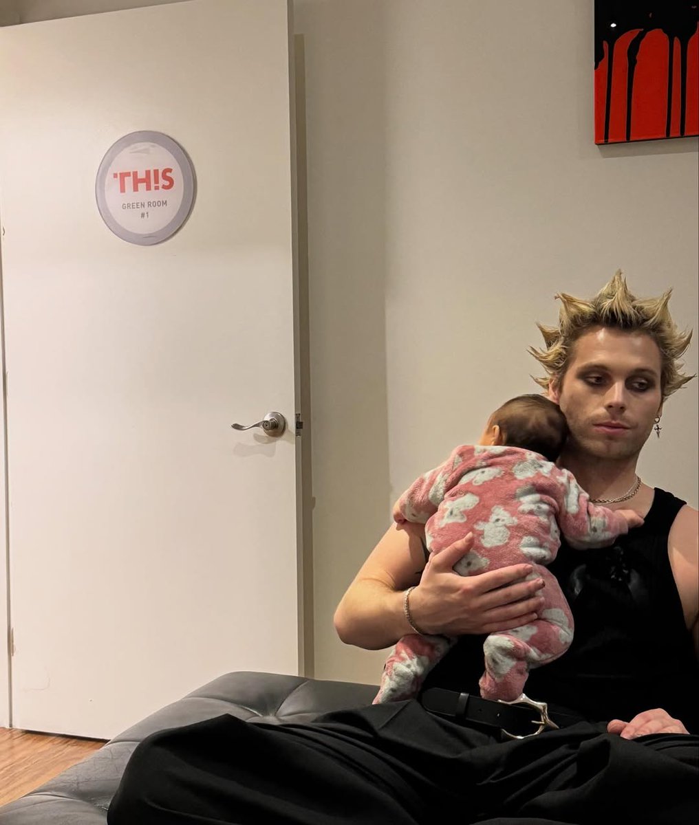 5SOSUpdES's tweet image. LUKE Y SU BEBÉ 🥹🩵