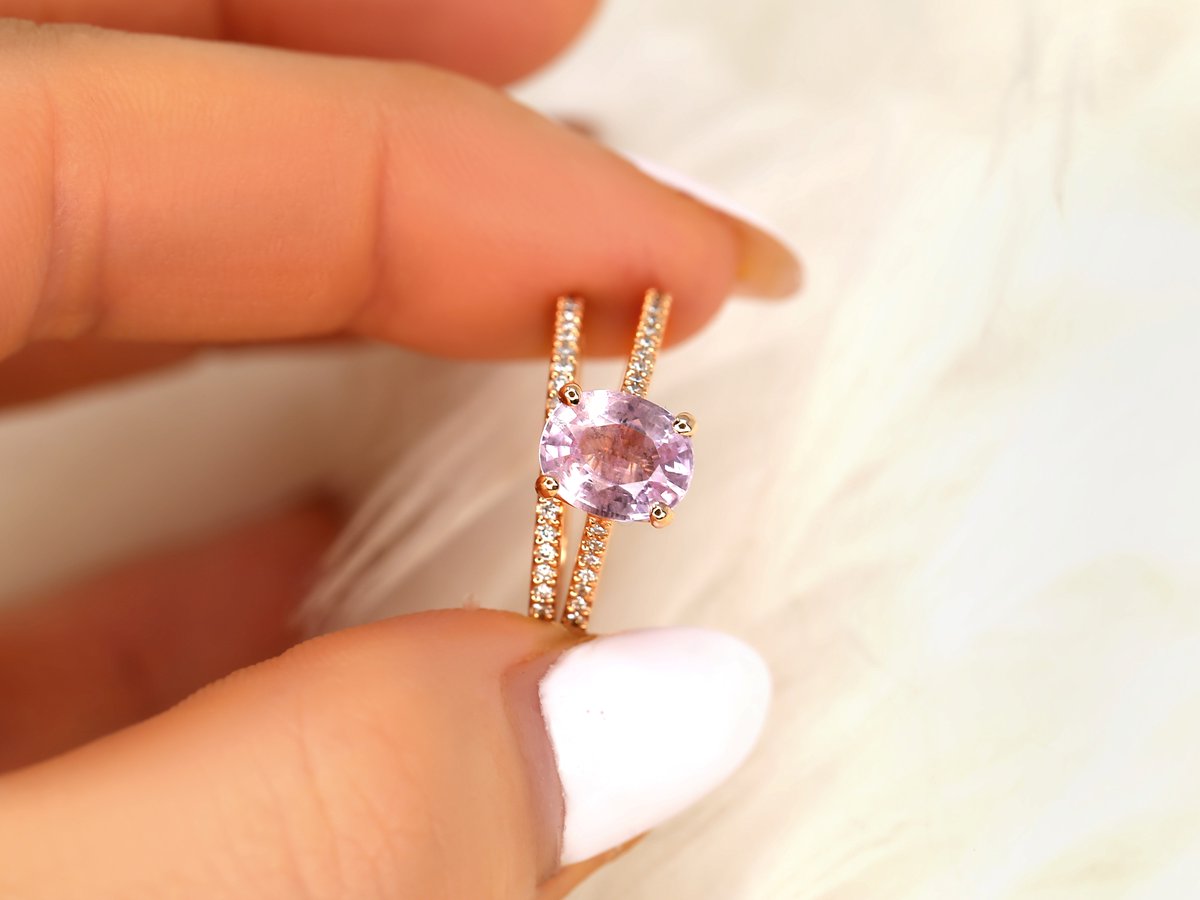 RosadosBox's tweet photo. Icy meets peachy perfection! Our 1.65ct Blake wedding set glows with a peach sapphire center that shimmers with a soft, frosty hue - made for modern romantics in love with color and charm. https://t.co/Y80p6lDf8f