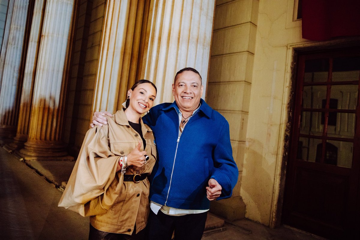BlancaAndreaSD's tweet photo. Es un  orgullo para mí, que  el maestro “El Cocha” Molina, Rey de Reyes del Festival de la Leyenda Vallenata y uno de los acordeoneros más importantes de Colombia, que grabó por primera vez "Sin medir distancias" en 1986 con "El Cacique de la Junta",  hiciera parte de este hito para @Bogota gracias al respaldo de @CarlosFGalan.

El videoclip de la reinterpretación de este clásico del vallenato con @Julianavelof, fue filmada en el @BronxDC_Bogota casa de las Industrias Culturales y Creativas de la ciudad y en la Milla, nuevo venue de las artes vivas, musicales y plásticas de la @FUGABogota.

Es hermoso que Juliana, cantante bogotana, en su identidad artística trabaje por  reconocer y exaltar nuestro floclor. Juntos tejen un diálogo musical que une generaciones, resignifica un clásico y rinde homenaje a nuestras raíces.

¡Los invito a verlo aquí! → https://t.co/U5h2PKa5xz

#Bogotaneidad #AquíSíPasa #BronxDistritoCreativo #FUGABtá #SinMedirDistancias