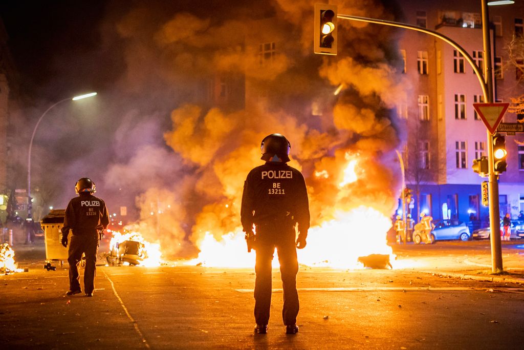 In meinem Garten, in meinem Garten | "Die massive Repression, die Bullen Armada zum Jahreswechsel (inklusive medialer Begleitochestrierung), muss im selben Kontext wie die vom Bundeskanzler angestoßene 'Stadtbild-Debatte' verstanden und eingeordnet werden" lotzerswelt.noblogs.org/post/2025/11/1…