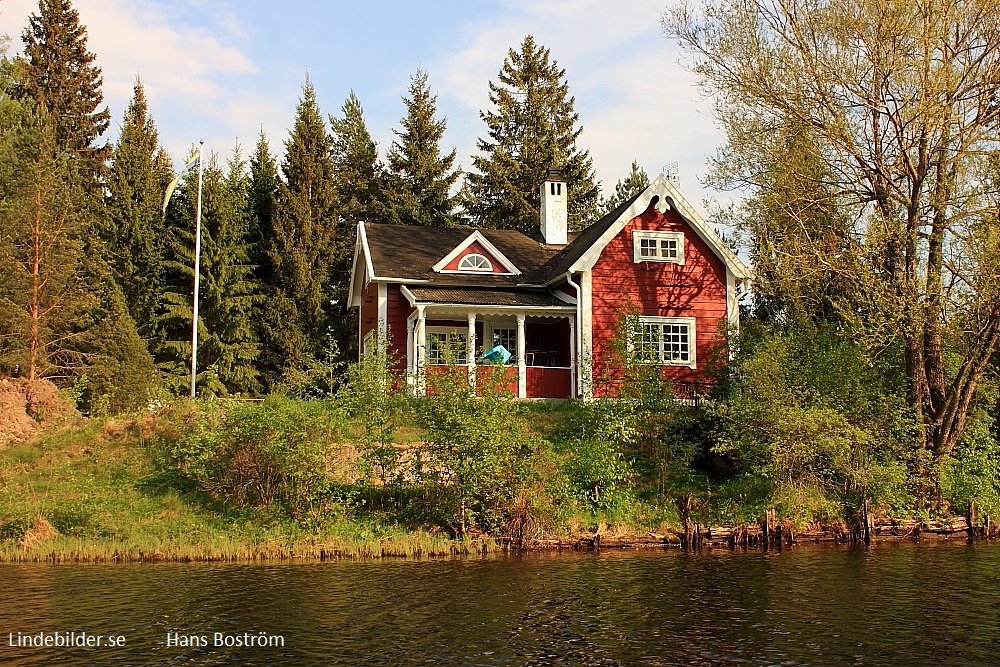 Kommer du ha råd att ha din sommarstuga kvar om sossarna vinner valet och inför fastighetsskatt.
Cirka 22 % av befolkningen (ungefär 2,3 miljoner personer) äger en fritidsbostad.