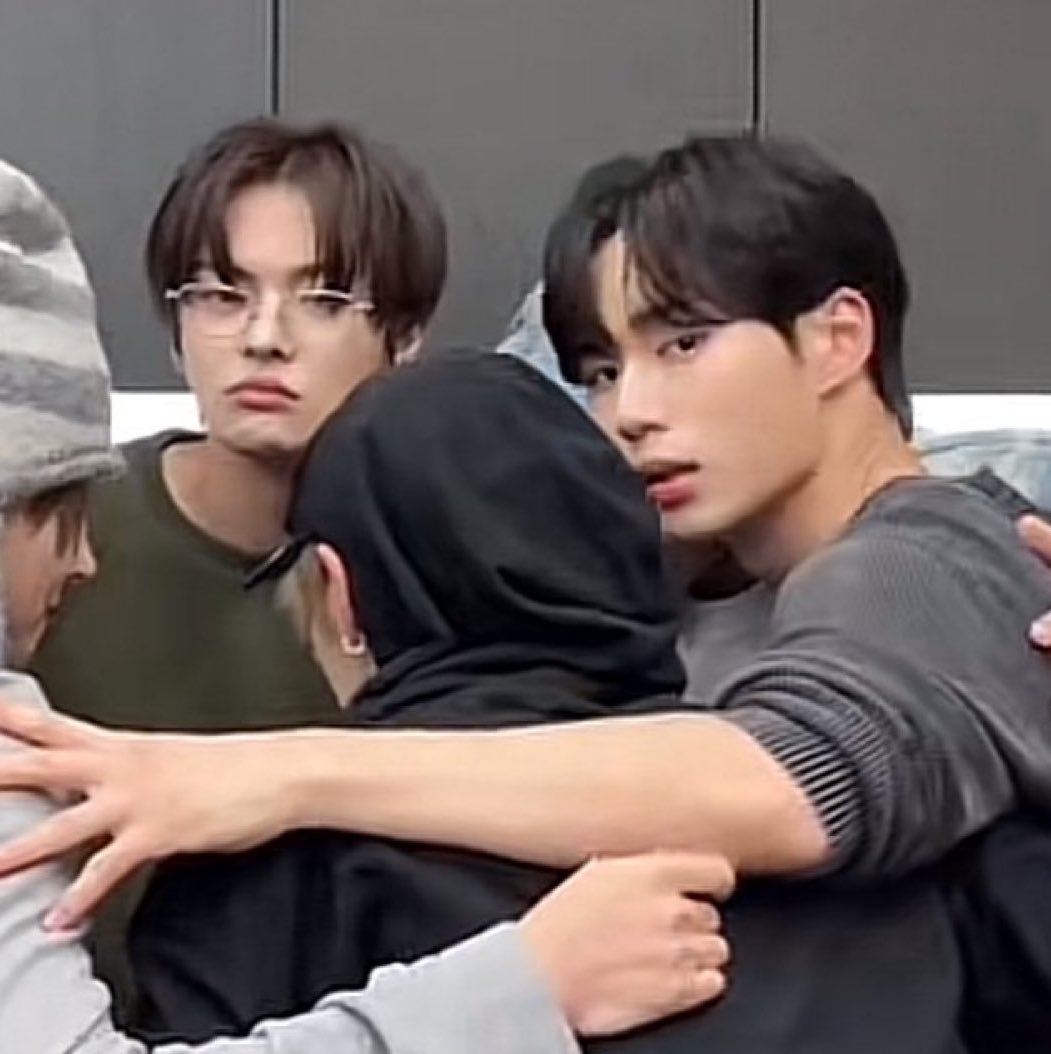 hishoercrux's tweet image. not husbandz looking at us like we’re about to steal their wife lmao no one’s gonna steal zhang jiahao from you guys just CHILLL PAPIS

#leohao #haoseo #husbandz