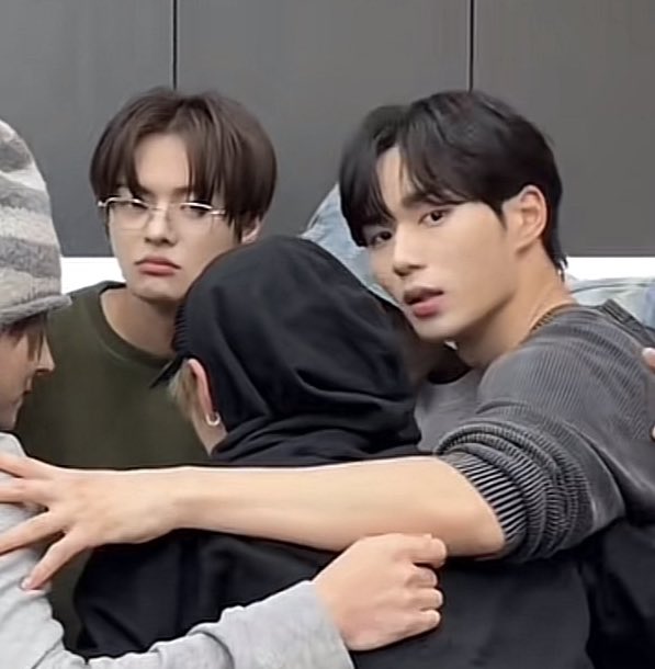 hishoercrux's tweet image. not husbandz looking at us like we’re about to steal their wife lmao no one’s gonna steal zhang jiahao from you guys just CHILLL PAPIS

#leohao #haoseo #husbandz