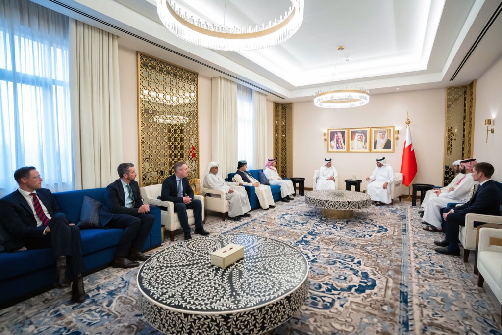 سعدتُ بلقاء سمو الشيخ عيسى بن سلمان بن حمد آل خليفة، وزير ديوان رئيس الوزراء في مملكة البحرين ورئيس الهيئة العليا لنادي راشد للفروسية وسباق الخيل، على هامش اجتماع مجلس سباقات الخيل الخليجي الذي عُقد بمملكة البحرين…. ناقشنا سُبل تعزيز التعاون وتبادل الخبرات وأفضل الممارسات بما