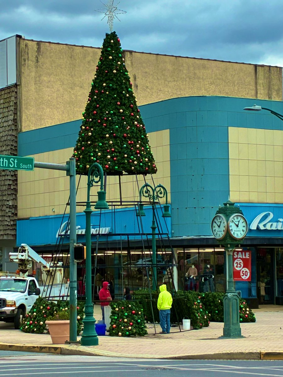 kevinfitz1's tweet image. Christmas tree construction in #ReadingPA #Christmas2025