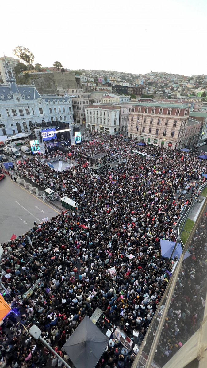 JorgeSharp's tweet image. Está hermosa la Plaza Sotomayor, llena de gente, llena de esperanza y alegría. 

Este domingo 16 de noviembre, ¡vamos a ganar con  @jeannette_jara!