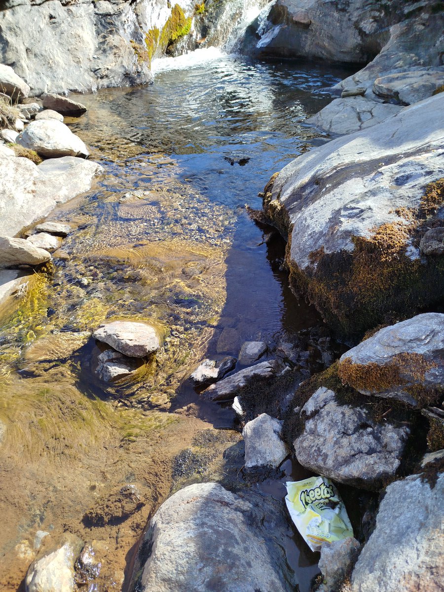A 2500 m de altitud, en el precioso valle de San Juan en #SierraNevada, uno espera encontrar sólo paz y tranquilidad y aire puro PERO cada vez que lo visito regreso con una bolsa llena de los plásticos tirados que voy encontrando. ¿Incluso aquí? No lo entiendo