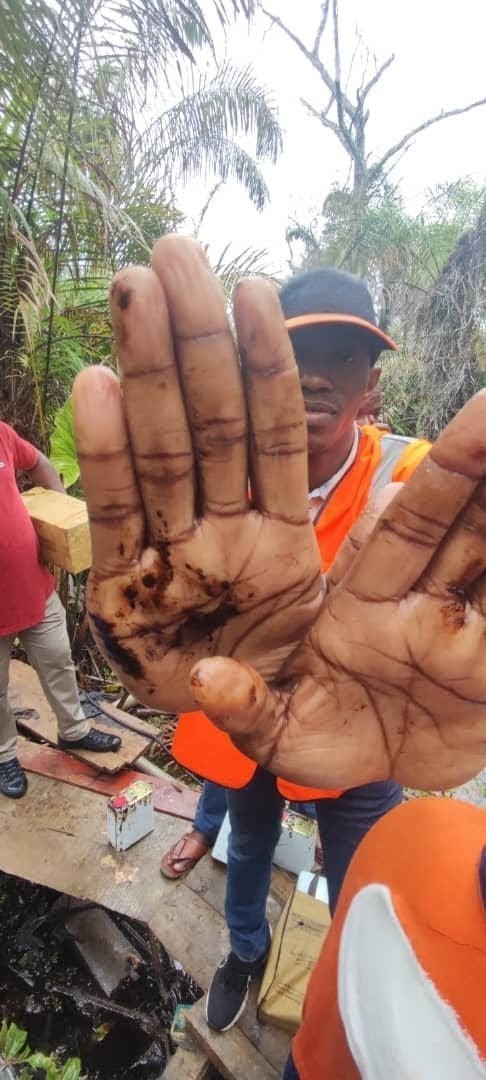 ElephantOil's tweet photo. Exciting oil seeps in Africa with a great local workforce. https://t.co/k76JsuH5yl
