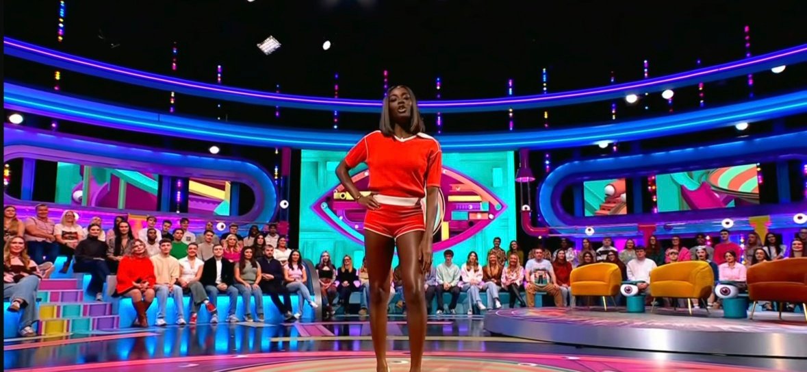 i went to #bbll last night (in red by the stairs) there were SO many fb moms &amp; other NPCs in support of emily and i made a comment about not feeling sorry for her and even the warm up comedian got irked &amp; others booed when i spoke against her, not even surprised wtf 😭💀#bbuk