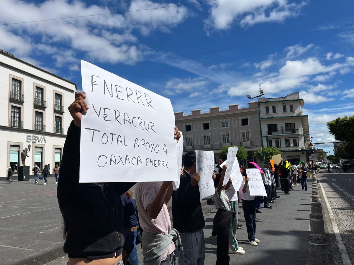 Los estudiantes  reprobamos estos actos de violencia que han sufrido los estudiantes oaxaqueños exigimos una solución concreta  y una mesa de diálogo bien, no puede ser posible que el gobierno no haga nada ante tanta violencia hacia los estudiantes😡 #4TOaxacaIgnoraEstudiantes