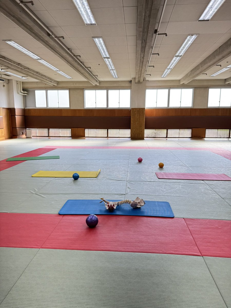 lecocon2's tweet image. 🎯毎日飽きずに楽しく続けられる！骨盤底筋トレーニング

【寝ながらタオル引き寄せ】

仰向けに寝て、膝を立て、両足裏でタオルをギュッとたぐり寄せる

•かかと→骨盤→骨盤底筋まで連動
•寝ながらできて夜のリラックスにも◎

mavie-mavie.com

#寝屋川市民体育館
#産後太り
#骨盤底筋