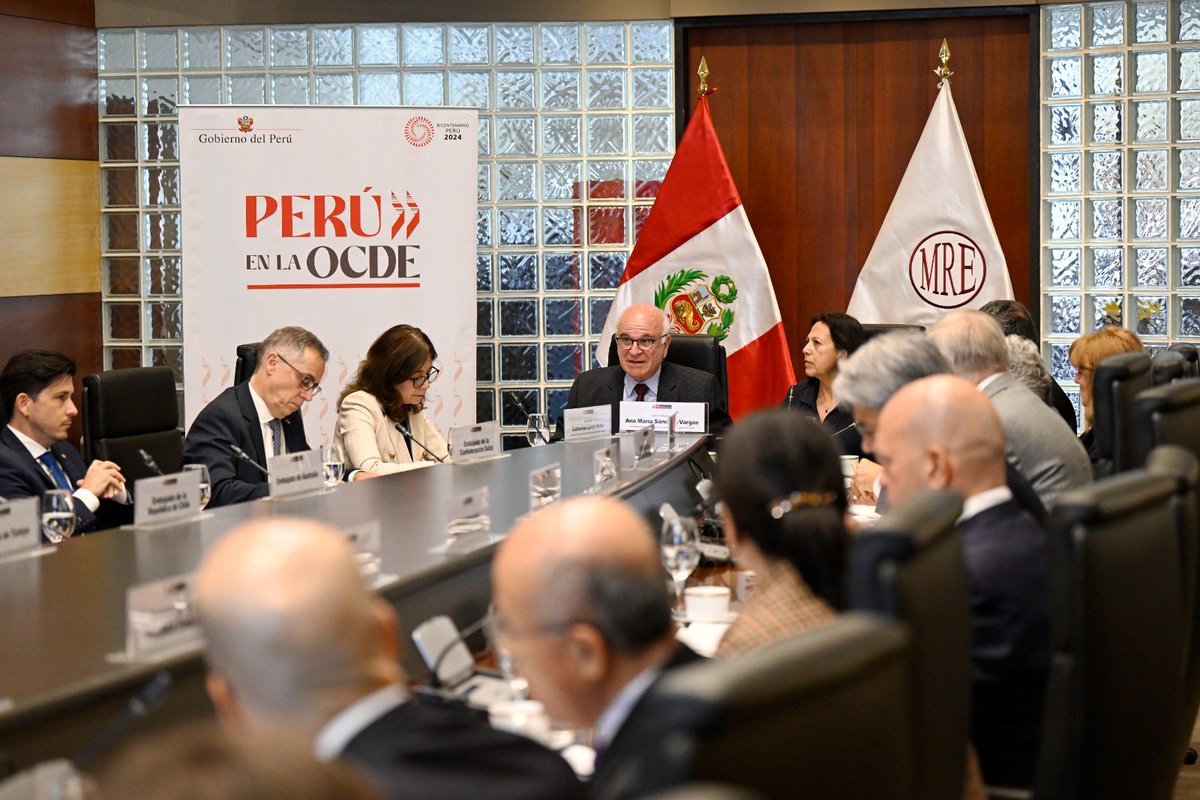 #PerúRumboALaOCDE | Durante una reunión con embajadores de los países OCDE residentes en Lima, el vicecanciller🇵🇪 señaló que el Perú ha completado más de la mitad de las evaluaciones ante los 23 comités de la organización y que se dejará bases sólidas a la siguiente