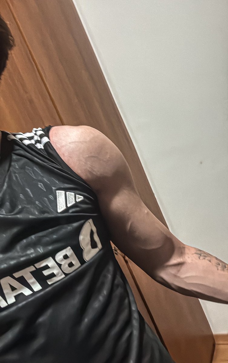 Suor, força e domínio. Meu pós-treino fala por mim. 
Cade as cadelas pra servirem o alfa pós academia?🔥🤑