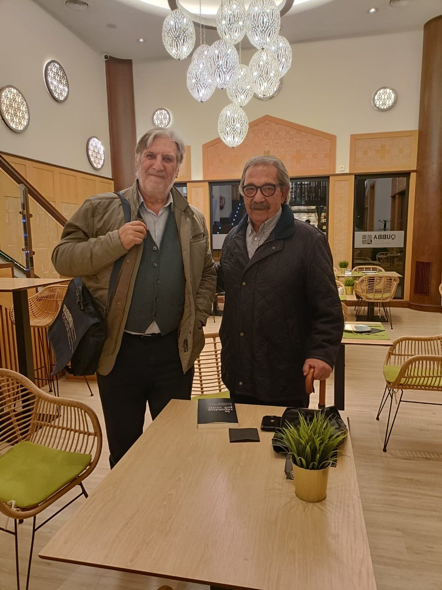 Puesta en común en "República de las Letras": José Luis Aguilera y yo, como si fuéramos, dijo, "Cyrano y Quevedo. Uno pone la rima, el otro, la estocada". La rima, sus obras "La sombra de Cyrano" y "Tres personajes desde el 'azul' en busca de autor", y yo, "La república por venir