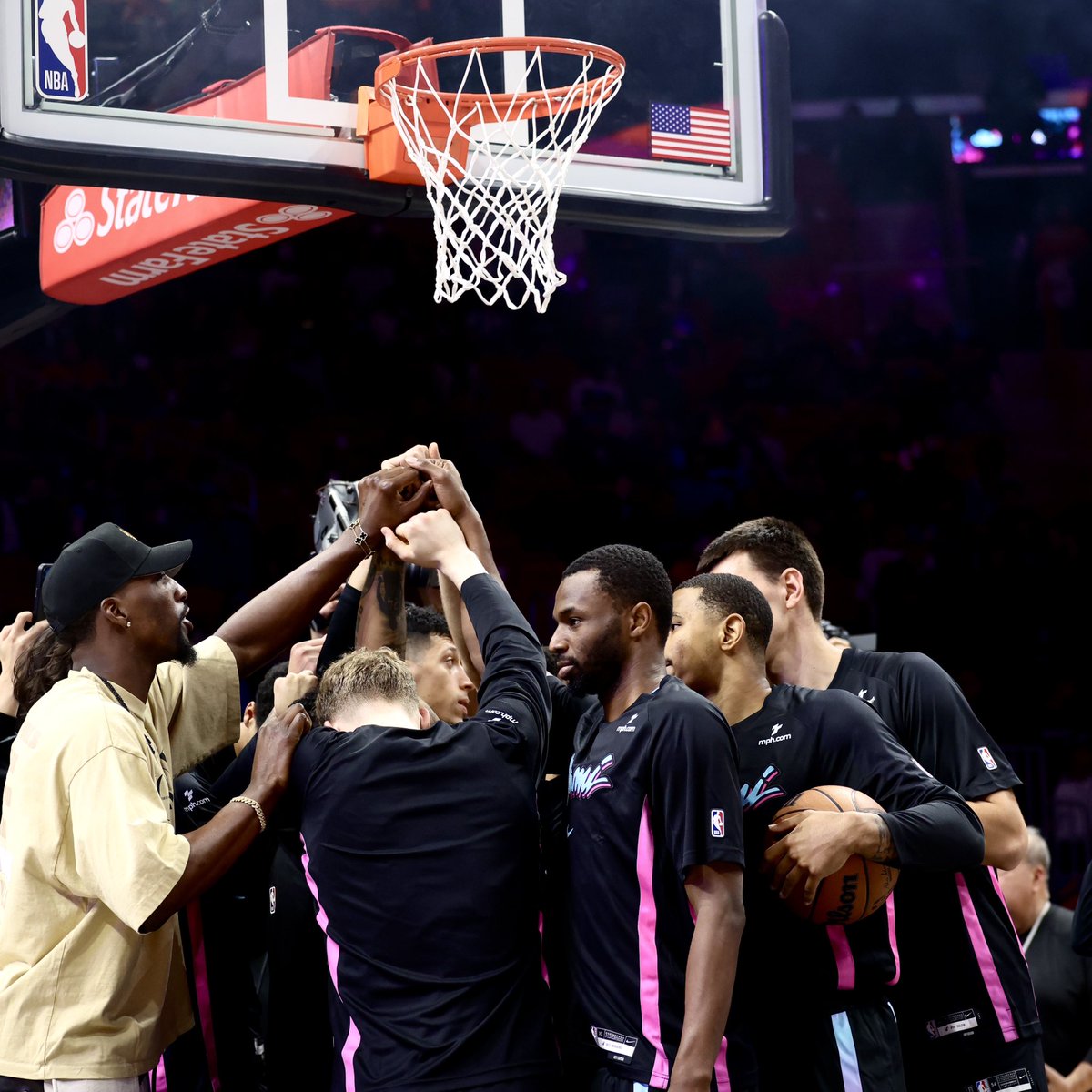 Two massive #ViceNights games next week and your last shot to see the Knicks &amp; Warriors in the 305 this regular season! 100-level tix still available 👀 gohe.at/3WR9Xmm