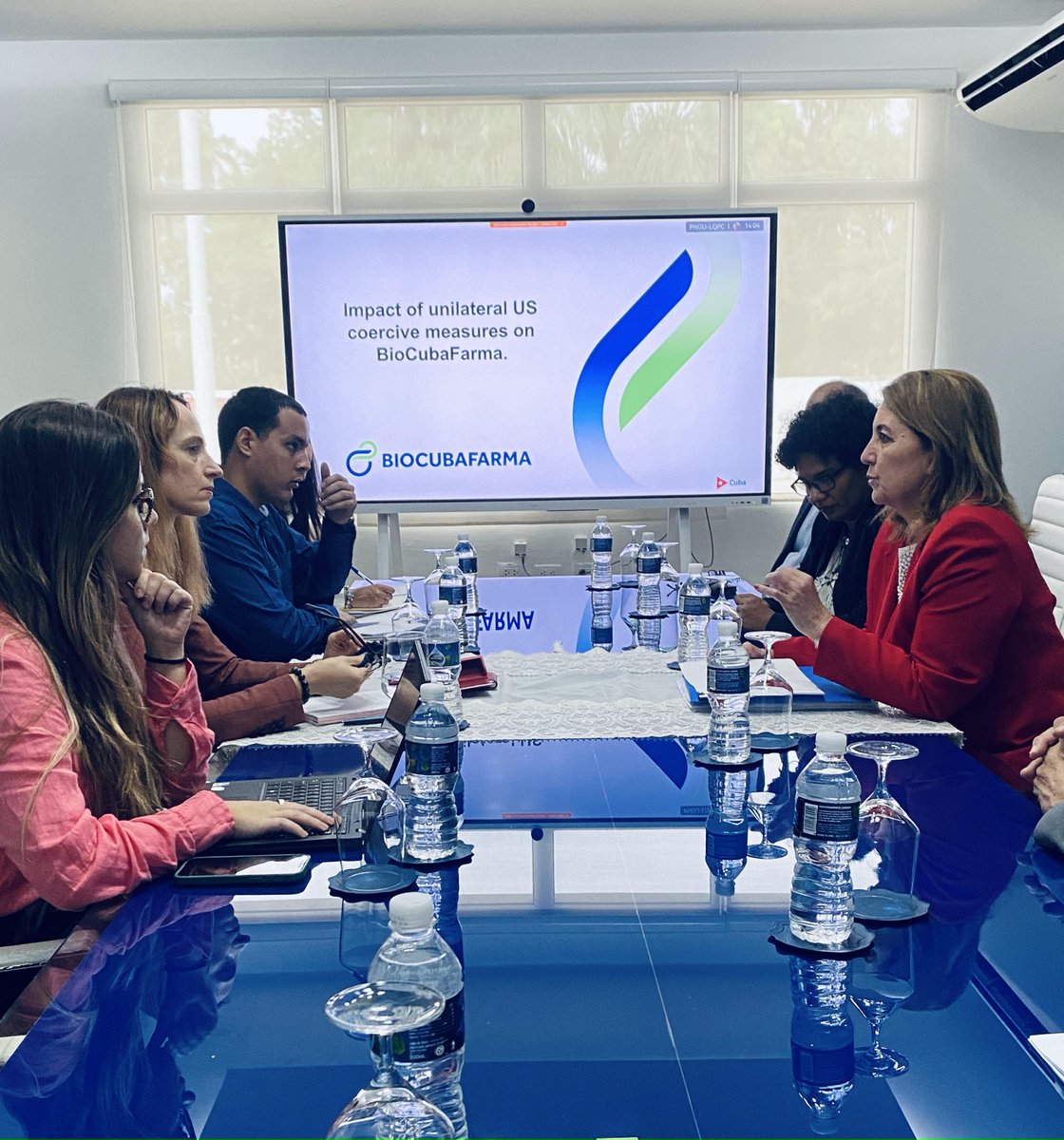 Recibimos en el <a href="/FinlayInstituto/">Instituto Finlay de Vacunas</a> a Alena Douhan, Relatora Especial del Consejo de #DDHH de Naciones Unidas. Durante el encuentro, explicamos sobre el impacto negativo del bloqueo impuesto por los Estados Unidos contra #Cuba, particularmente en el sector de la #biotecnología.