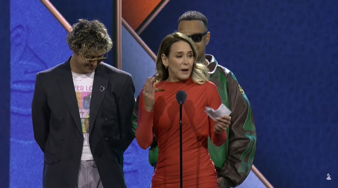 RAWAYANA Y AKAPELLAH SE GANAN EL LATIN GRAMMY POR VENEKA. 
ERIKA DE LA VEGA ES QUIEN DA EL DISCURSO PARA ACEPTAR EL PREMIO.