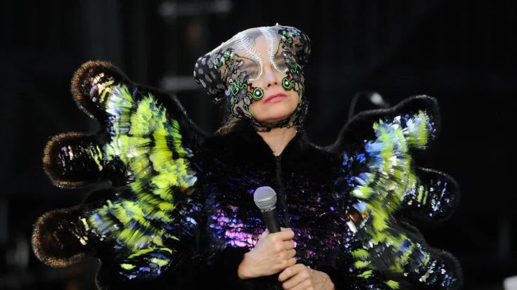 bjorkarchivee's tweet photo. Björk performing at the Governors Ball Music Festival in NY, 2015. https://t.co/3LMJlHB69h