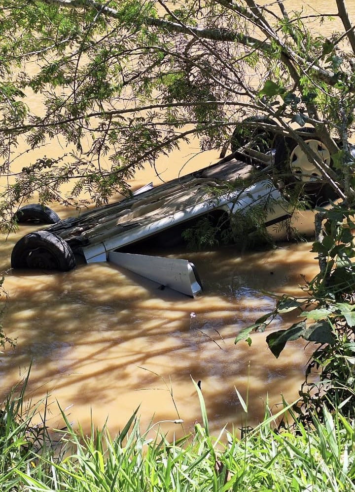 renascerJT's tweet photo. Idoso morre afogado após carro cair em lago em Miguel Pereira
Segundo os bombeiros, o homem teria tentado dar um “tranco” no automóvel, momento em que perdeu o controle e o carro entrou no lago.

Leia a matéria completa no site do Jornal Renascer

https://t.co/kj1nYDlVFJ https://t.co/8SW0sjdT96
