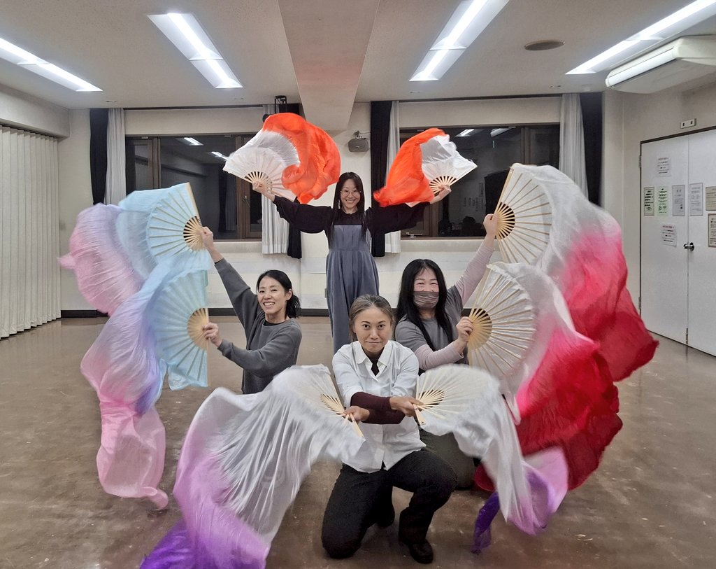 約1ヶ月ぶりの布遊会でした🪭
前回に引き続き、新曲の練習。
この人数でも既に面白いですが、もっと人数が増えたら、更に面白くなりそうな予感です💕
次回は、11/27(木)19:00～
参加希望の方は、お気軽にご連絡下さい❗