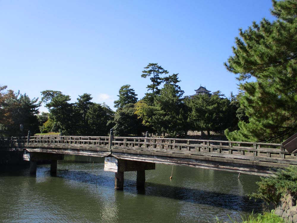 kachonejp's tweet image. 今週の朝ドラ #ばけばけ (7週目)
■OPに出てくる宇賀橋
情緒たっぷりの場所です
橋から松江城が見えます
近くに堀川遊覧船乗り場、松江歴史館あり
遊覧船の屋根にも八雲の怪談が(ほかの絵柄も)