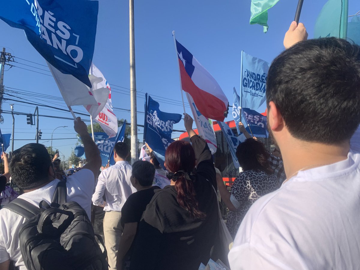 REDUNIChile's tweet photo. ‼️Comando UNI-UTD participó del banderazo en apoyo al  candidato a Diputado @AndresGiordanoS Distrito 9 vota👉C-58
Necesitamos diputad@s que estén comprometidos con las demanda de l@s trabajador@s https://t.co/2r4m8rPVqN