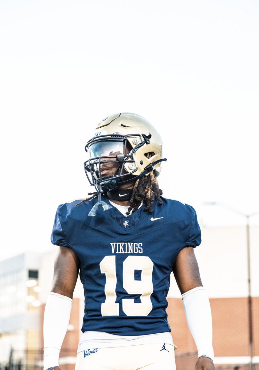 2mnkvng's tweet photo. Ruben Landrum
#19 sr
5’7 175
Running back and Outside linebacker 
@nateharris79 @Hawkinsjs @REFINEDFB @CoachBobbyJames 
@Adriannaboymom 

https://t.co/kOk6TjVuWc https://t.co/IMeWeocdhg