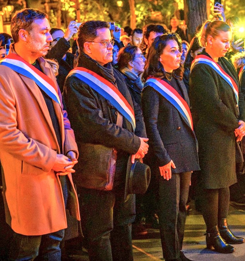 Les facilitateurs de l'islamisme conquérant et terroriste osent se recueillir à la mémoire de ceux assassinés par leur clientèle.
Il faut vraiment être devenu un pays sans une once de dignité pour accepter ça...
Honte éternelle.