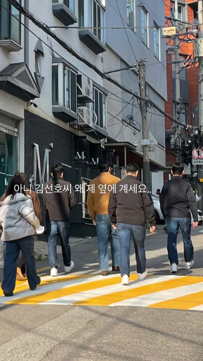 I was running errands in Hannam-dong, and this really handsome guy walked past me. I just thought 'Wow, he's so tall~ He kind of looks like Kim Seonho ~~' But it turned out it was actually Kim Seonho 
m.blog.naver.com/dainchoi0226/2…