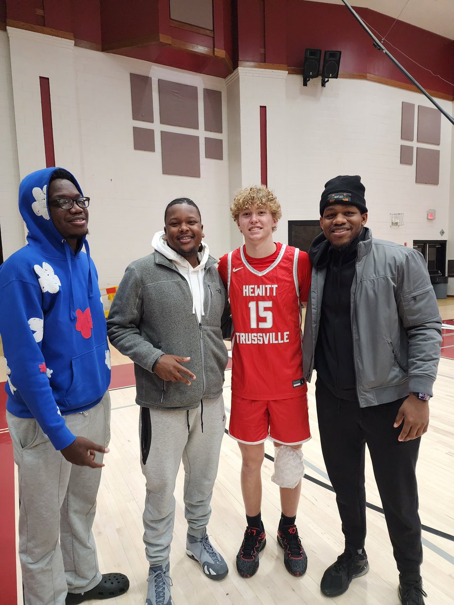 crimson_kings1's tweet image. Some of our coaching staff got a chance to see @evan_.chandler @_noahs.ark15 @_anthonyc11 in action playing against each other in the Prattville vs Hewitt-Trussville 🏀 game 🔥

#kingsfamily #wewatching #pullingup