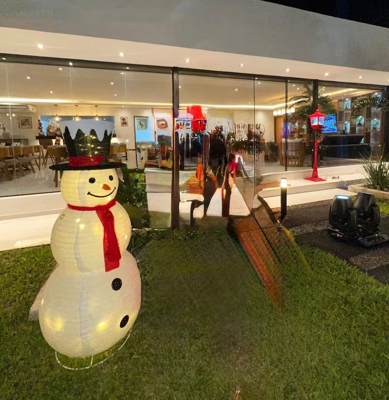 Un formidable despliegue de mas de 1.200 m2.
"EL INTERIOR DE LA "CASA COMUN Y CORRIENTE"
Avaluó su propiedad en su DDJJ. en G.1.000 millones

El Cmdte de la Policia Nacional, Carlos Benitez, declaró a medios de prensa, que "le daba risa que la quinta sea considerada una mansión"