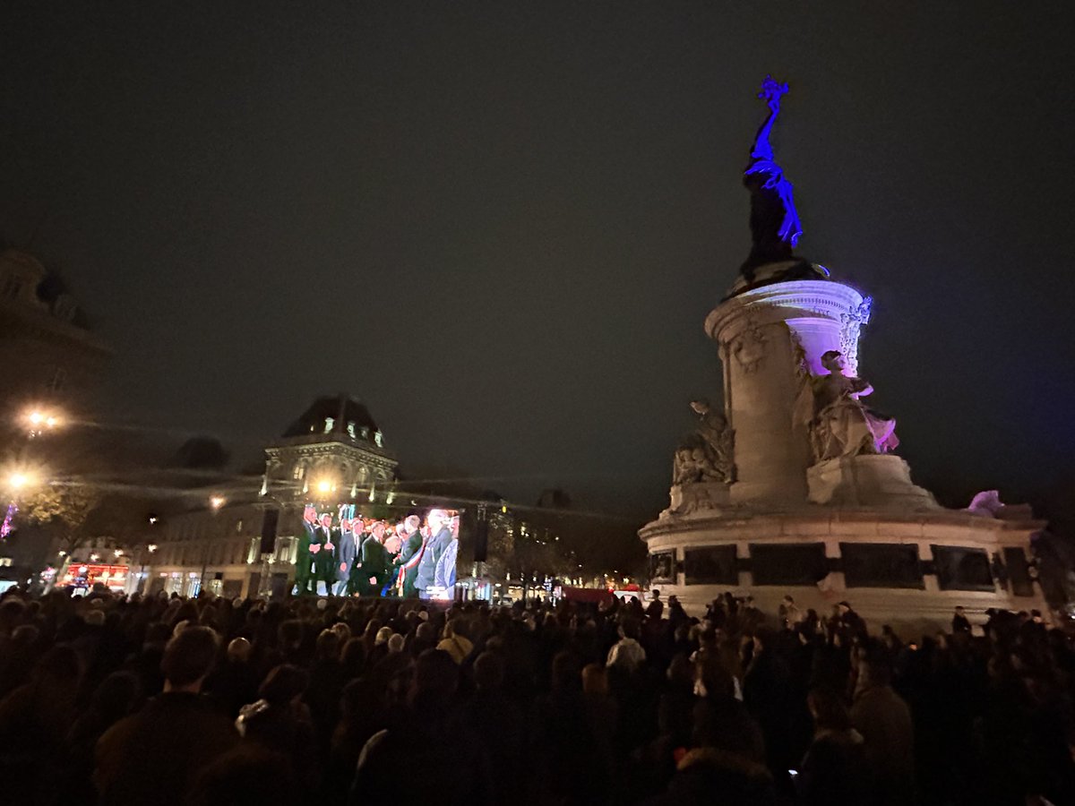 Ces émotions partagées ce soir sur la Place de la République étaient très fortes . #13/11