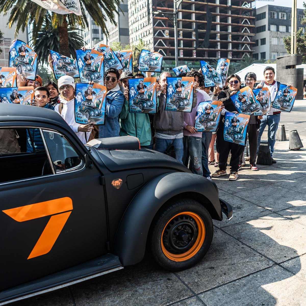 CallofDutyLATAM's tweet photo. ¡El #BO7chitoTour deslumbró las calles de CDMX! 🚕🇲🇽

El vehículo del Replacer recorrió la ciudad acompañado de la comunidad, con dinámicas, regalos y la presencia de algunos de sus creadores favoritos. ¡Gracias por ser parte de esta experiencia única! 🙌 https://t.co/GQTzDbiysZ