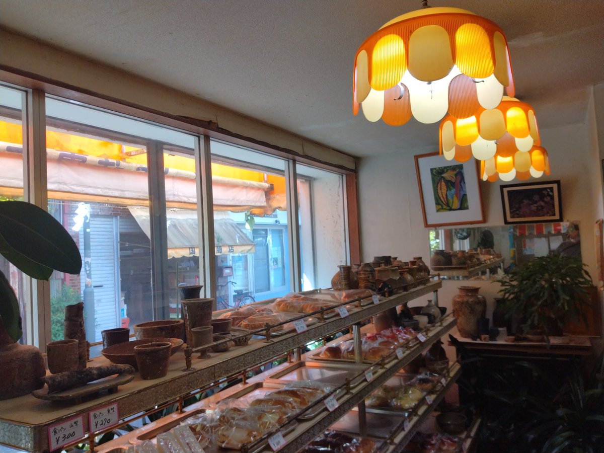 四万十町 タナベベーカリー 
純喫茶田園と隣り合わせの老舗ベーカリー
創業60年以上になるそう
田園のママさんの生家の家業で婿入りして下さったご主人が引き継いで切り盛りされている
夫婦で喫茶店とパン店を隣り合わせでされてる素敵な風景