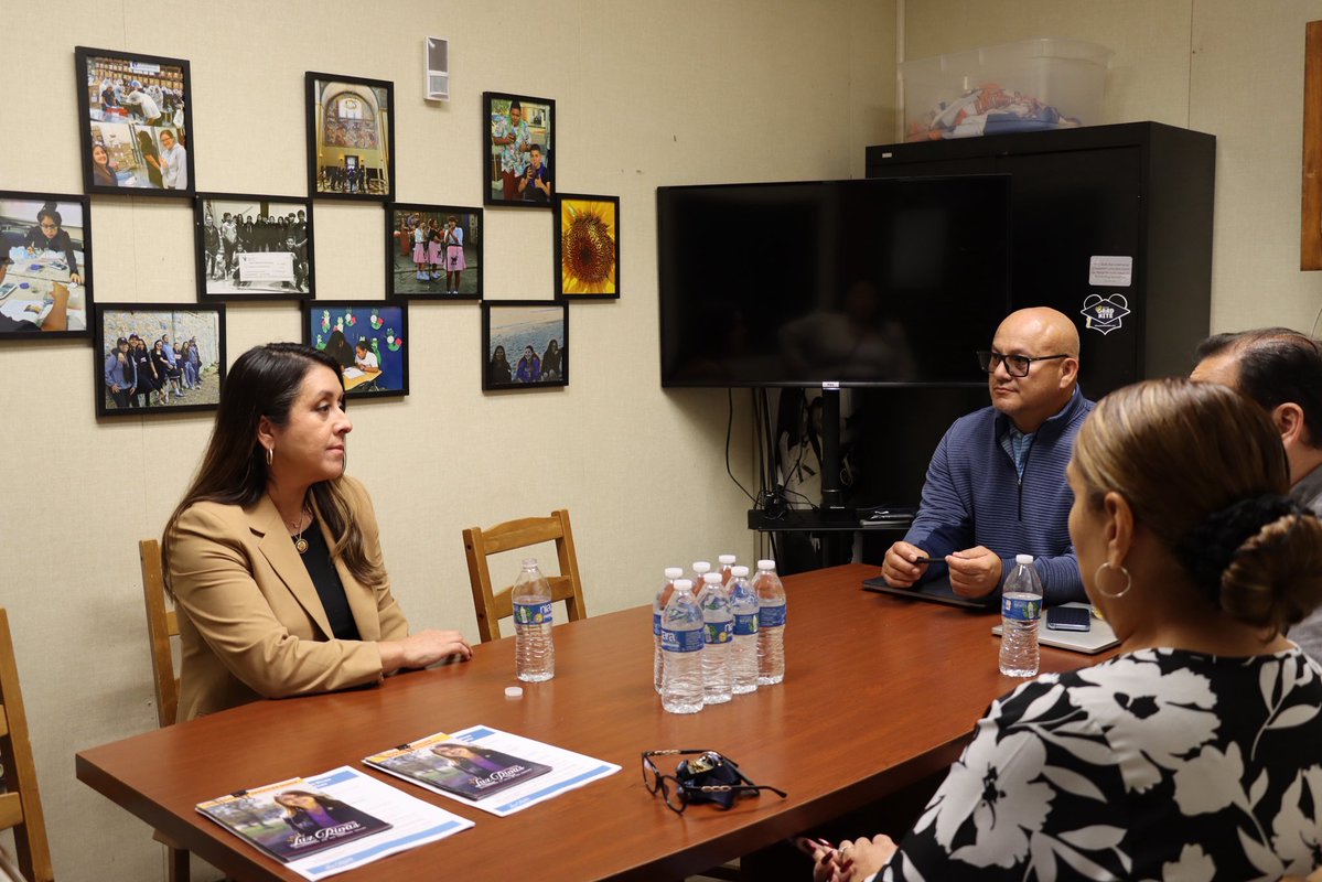 RepLuzRivas's tweet image. I met with leaders at Bert Corona Charter High School in Pacoima to discuss the impacts of the recent cuts in SNAP funding and the increase in ICE raids in our community. 

We are working to ensure that students’ families know that my congressional office is here to provide…