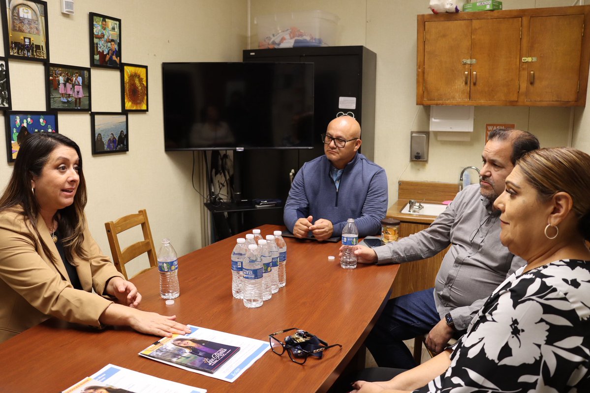 RepLuzRivas's tweet image. I met with leaders at Bert Corona Charter High School in Pacoima to discuss the impacts of the recent cuts in SNAP funding and the increase in ICE raids in our community. 

We are working to ensure that students’ families know that my congressional office is here to provide…