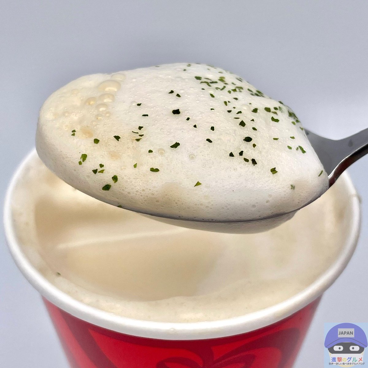 「トリュフ スープチーノ（500円）」
2025年11月14日発売、スターバックスの新商品。
スタバにスープが初登場、カプチーノのようにバリスタが一杯ずつ丁寧にスチームしたきめ細やかなフォームミルクでいれる、特別感のあるスープです。
黒トリュフやきのこの芳醇な香りが広がります。