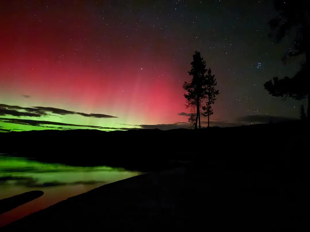 IdahoDEQ's tweet image. Lots of reasons to love good air quality, like this amazing view of the aurora borealis over Redfish Lake near Stanley, Idaho!

#idaho #idahome #idaholife #stanleyidaho #sawtoothmountains #sawtoothmountainsidaho #idahosky