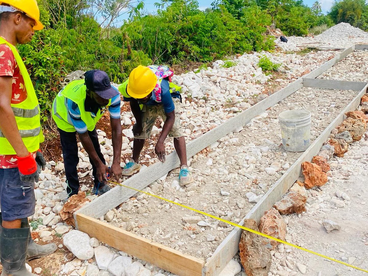 En 2025, on construit encore des routes à coups de seaux sur le tronçon Balix–Saint-Jean-du-Sud. Le FAES met en avant le projet HA-J0005 et les 84 ménages “bénéficiaires”, mais ce saupoudrage ne remplace pas de vraies infrastructures durables et planifiées. Haïti mérite mieux que