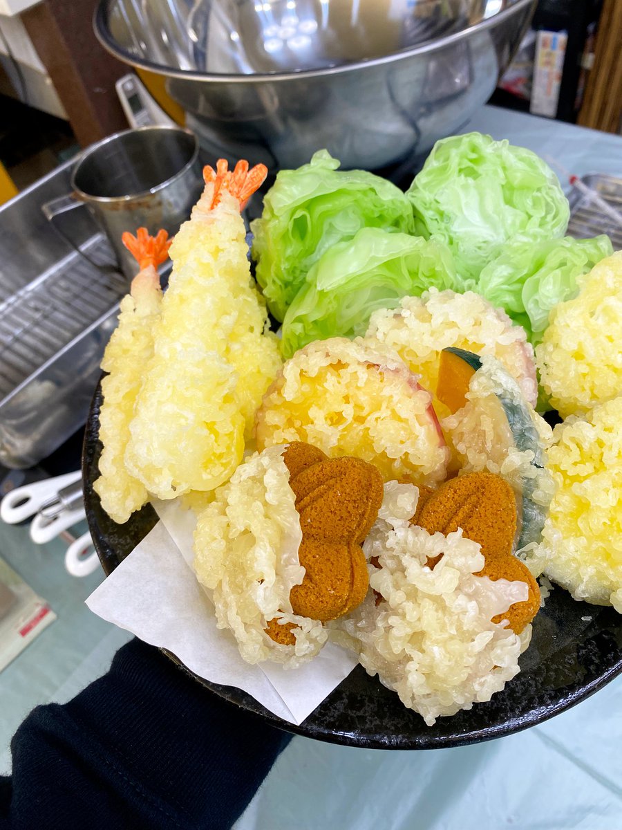 おはようございます😃

今日は午前中、市内の中学生と先生合わせて18名が体験学習に工房を訪れてくれます。

食品サンプルの伝統技術に触れてもらいながらその製法を知ってもらい、日本人独特の食文化や食品サンプルの歴史も学んでもらいます！

日本が誇る独自文化をしっかり伝えたいと思います😆