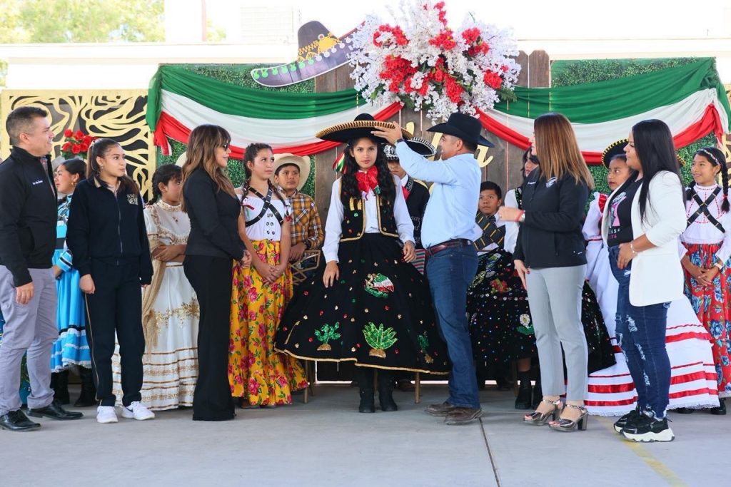 lacarbonifera's tweet photo. CHANO DÍAZ IRIBARREN PARTICIPA EN EL ENSOMBRERAMIENTO DE LA ADELITA 2025 EN LA SECUNDARIA GENERAL “FRANCISCO MURGUÍA”
https://t.co/GstXWUxEGK https://t.co/Hfi3jQ9h6i