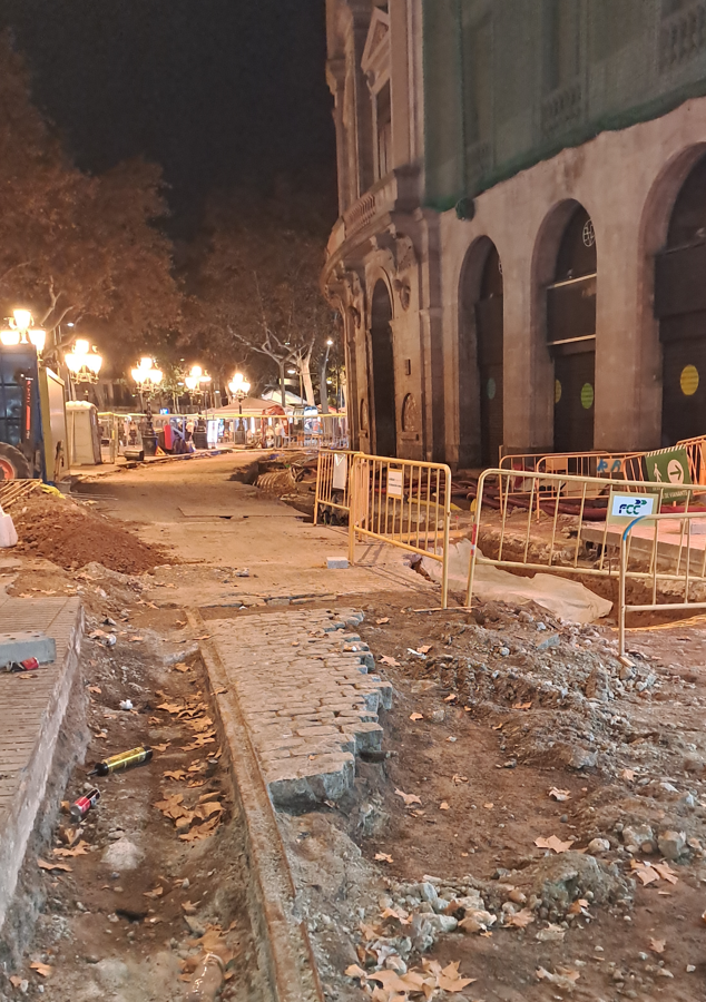 Sota l'asfalt de la Rambla... hi ha les llambordes i les vies de l'antic tramvia