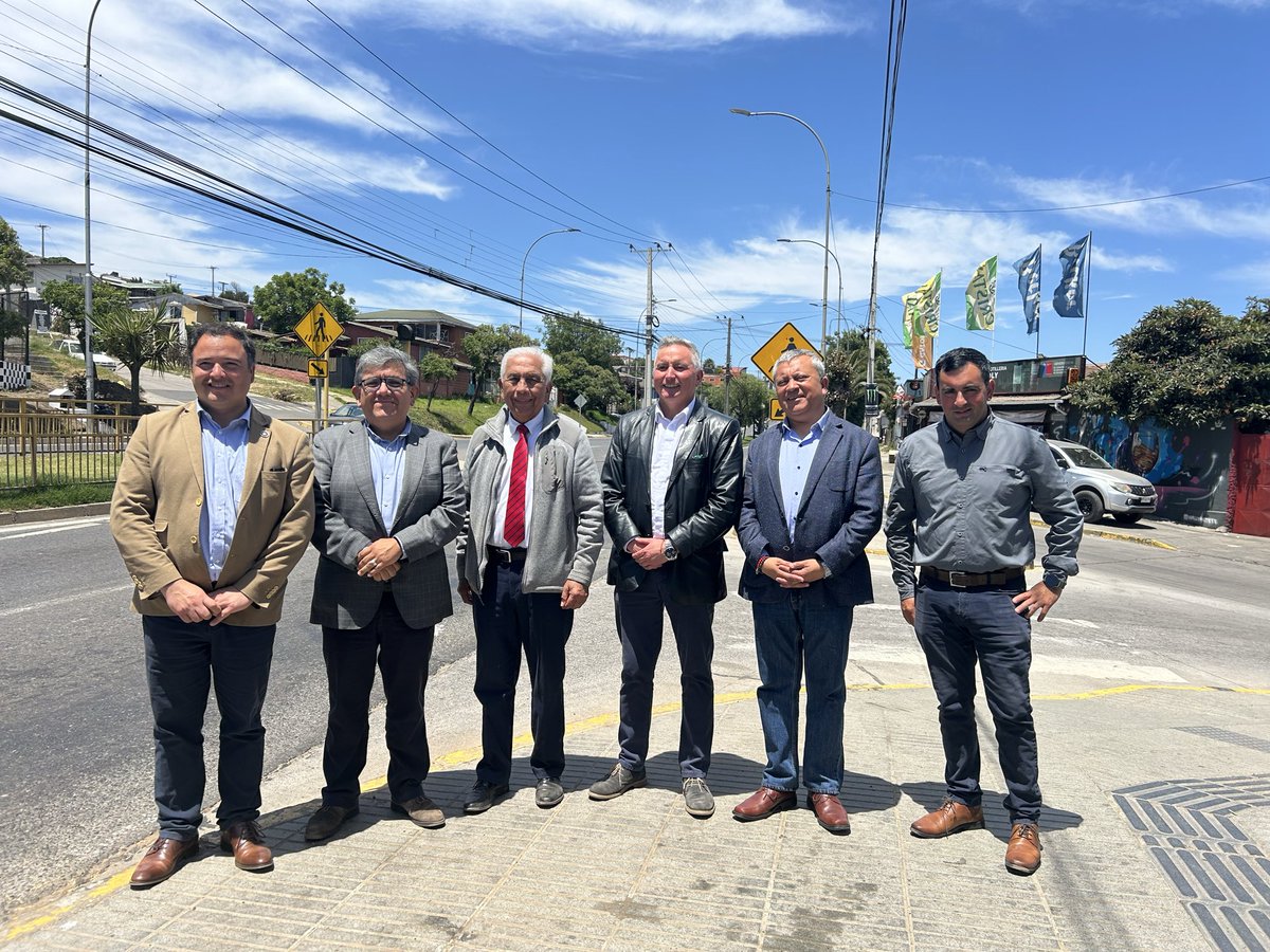 #MejorServicio🚧

Alcalde de San Antonio, Omar Vera, subgerente zonal de Esval, Alejandro Pérez y concejales, realizaron recorrido por tramo de av. Chile, en Llolleo, donde se ejecutaron obras de renovación del colector beneficiando a 4 mil hogares y locatarios del sector.