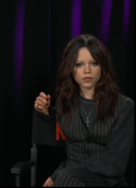 littstormycloud's tweet photo. jenna ortega sitting like she wants to attract women (it works) https://t.co/1JATYpBfXQ
