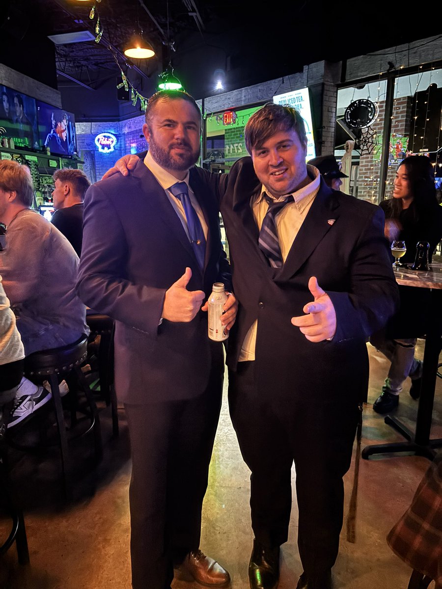 ritz_coach's tweet photo. @JDVance  I never met my dad. My Facebook has blown up of several memes of me during the past year about you. Think we are brothers?  People say we look alike. Thoughts? https://t.co/hPTleSYwBS