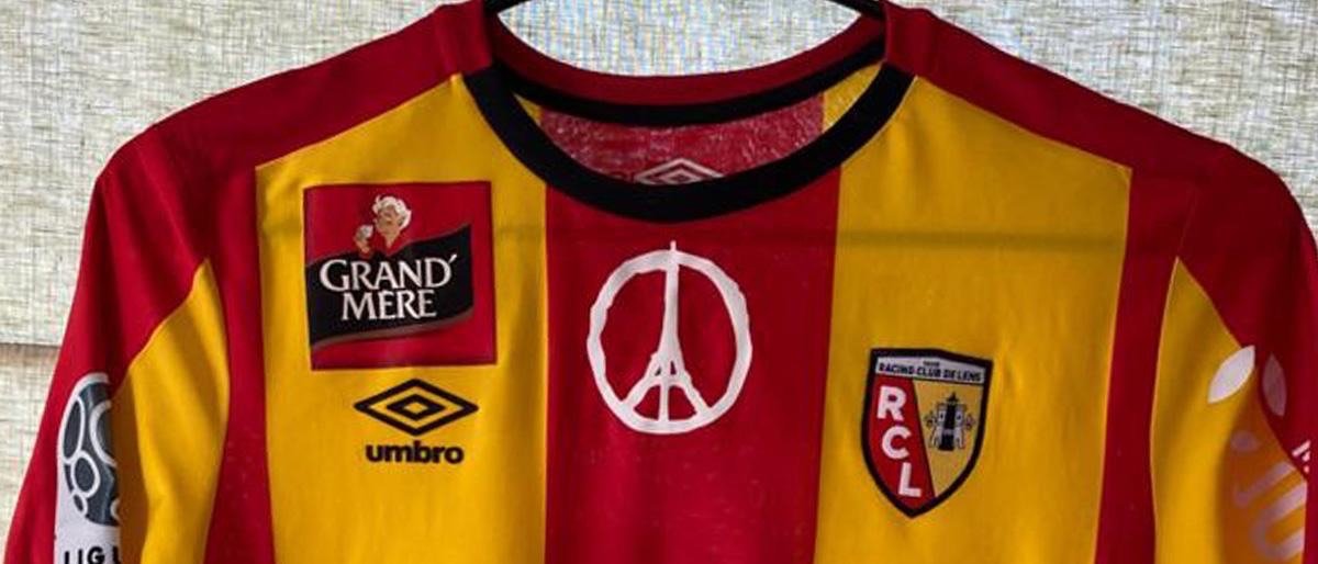 13 novembre 2015 - 13 Novembre 2025.
Fluctuat nec mergitur.

(Maillot de Taylor Moore acheté par les adhérents de Lens Capitale en 2020 aux enchères solidaires, porteur du dessin "Peace for Paris" de Jean Jullien)