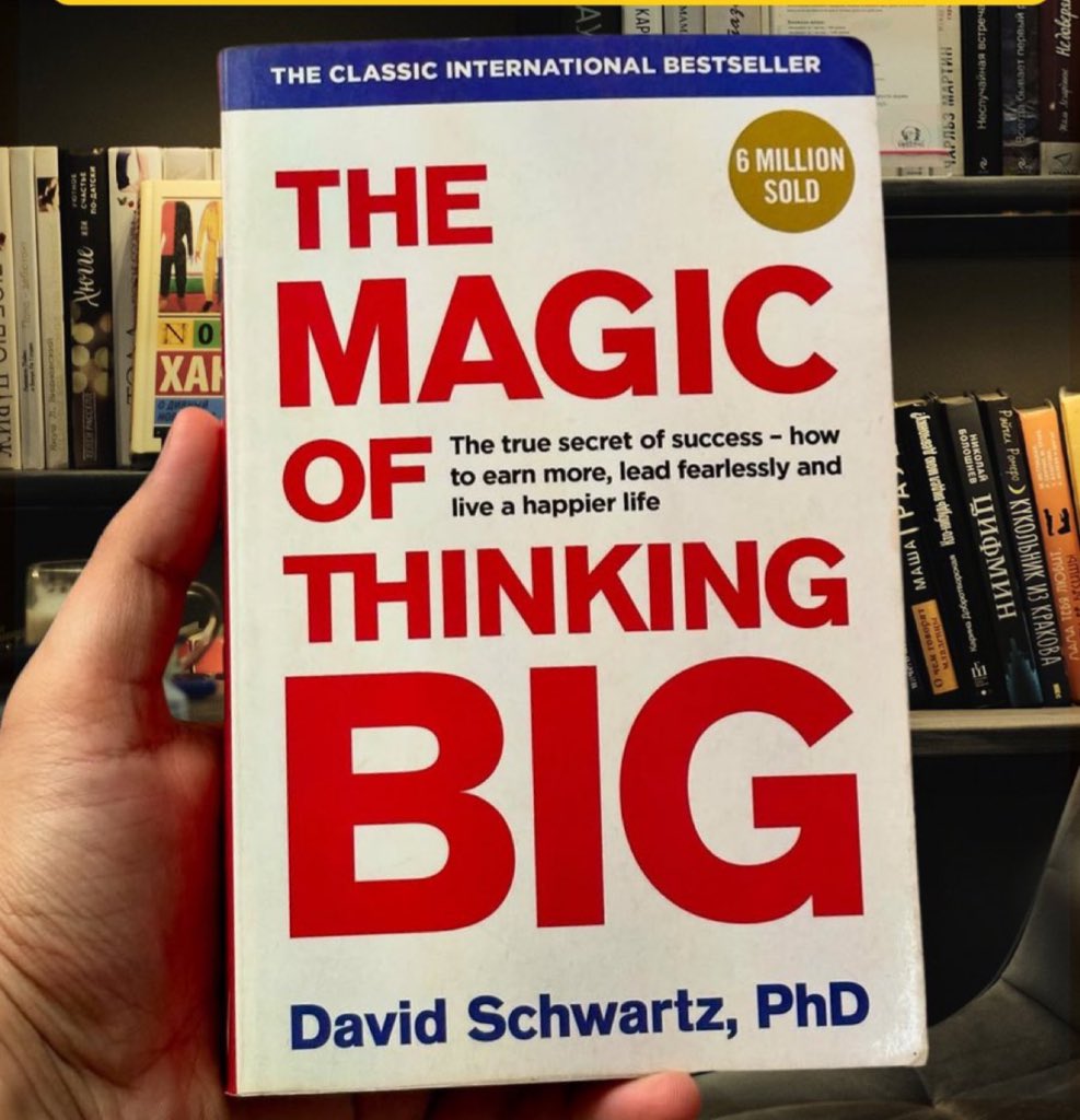 ملخص قوي لكتاب
 "The Magic of Thinking Big" 

1) التفكير الصغير قاتل صامت

معظم الناس لا يفشلون بسبب الموهبة.. بل بسبب صغر الرؤية.
•72% يقللون من إمكاناتهم (Gallup)
•الخوف يصغّر أحلامك حتى تناسب منطقة راحتك
•عقلك يصدق ما تكرره عليه

إذا كانت أحلامك لا تخيفك، فهي تُهين مستقبلك.